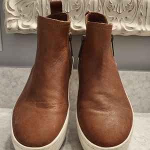 J SLIDES NYC TAN LEATHER UPPER BOOT W/CREAM RUBBER SOLE. EXCELLENT QUALITY. SZ 6